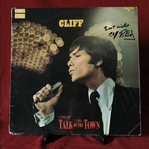 cliff richard signed Live vinyl.shanks autographs close up