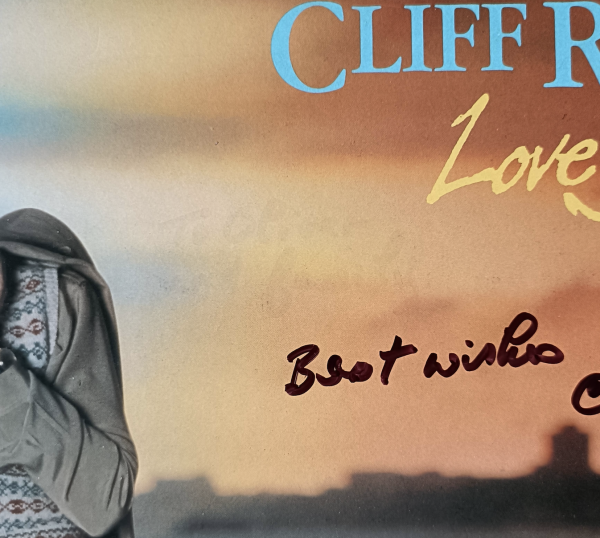cliff richard signed love songs vinyl.shanks autographs close up