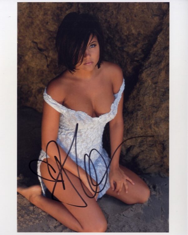 Tiffani Amber Thiessen signed 8x10 photograph.shanks autogtaphs