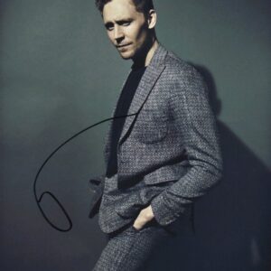 tom hiddleston signed 8x10 photograph.shanks autographs