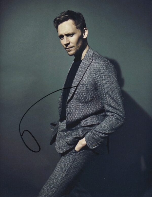 tom hiddleston signed 8x10 photograph.shanks autographs