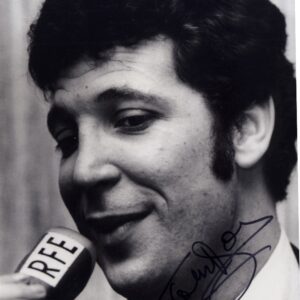 music_Tom Jones signed photo.shanks autographs