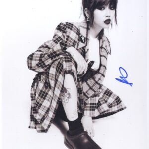 beabadoobee singed photo .shanks autographs