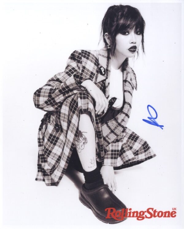 beabadoobee singed photo .shanks autographs